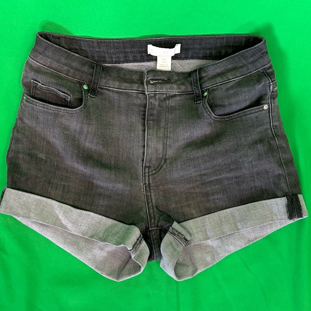EUC H&M Women’s Gray Stretch Denim Jean Shorts. Size 4. Cuffed Hem.